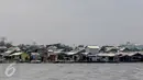 Suasana pemukiman kumuh dari tepi pantai di kawasan kali Adem, Muara Angke, Jakarta Utara, Senin (2/1). Pemukiman nelayan tersebut akan direlokasi oleh Pemprov DKI Jakarta ke rusun Muara Baru untuk revitalisasi pelabuhan. (Liputan6.com/Faizal Fanani)