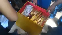 Sejumlah barang bukti seperti emas dan uang palsu kasus dugaan penipuan Dimas Kanjeng diangkut ke Polda Jatim, Surabaya dari Makassar. (Liputan6.com/Fauzan)