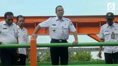 Gubernur Anies Baswedan mengunjungi lokasi munculnya banyak busa di permukaan Kali Sunter. Anies punya cara tersendiri untuk mengatasi pencemaran itu.