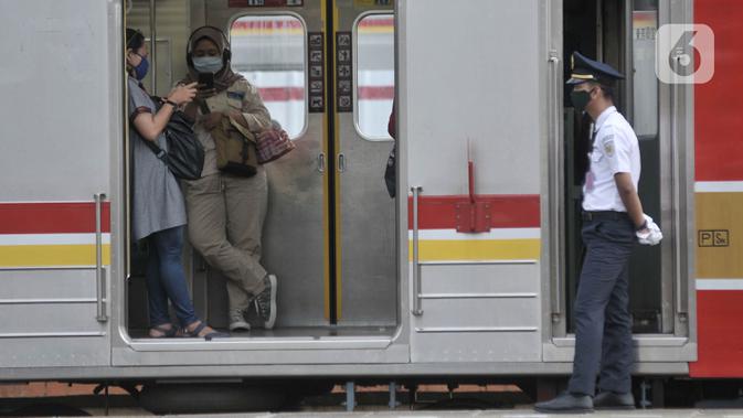 Petugas keamanan berjaga di salah satu peron Stasiun Manggarai, Jakarta, Kamis (16/4/2020). PT KCI menyatakan jumlah penumpang kereta listrik (KRL) terus menurun selama pemberlakuan Pembatasan Sosial Berskala Besar (PSBB) di Jabodebek hingga 50 persen. (merdeka.com/Iqbal S. Nugroho)