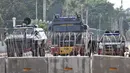 Kawat berduri dan kendaraan taktis menutup akses menuju Gedung DPR RI di Jalan Gatot Subroto, Jakarta, Kamis (26/9/2019). Polisi menutup jalan mulai dari simpang Gerbang Pemuda guna mengantisipasi adanya aksi unjuk rasa susulan. (merdeka.com/Iqbal S Nugoroho)