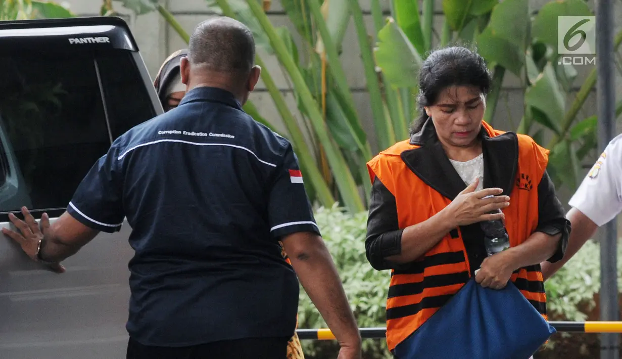 Hakim Adhoc Tipokor PN Medan Merry Purba tiba di Gedung KPK, Jakarta, Kamis (20/9). Merry Purba diperiksa terkait suap putusan menangani perkara di pengadilan Tipikor Medan. (Merdeka.com/Dwi Narwoko)