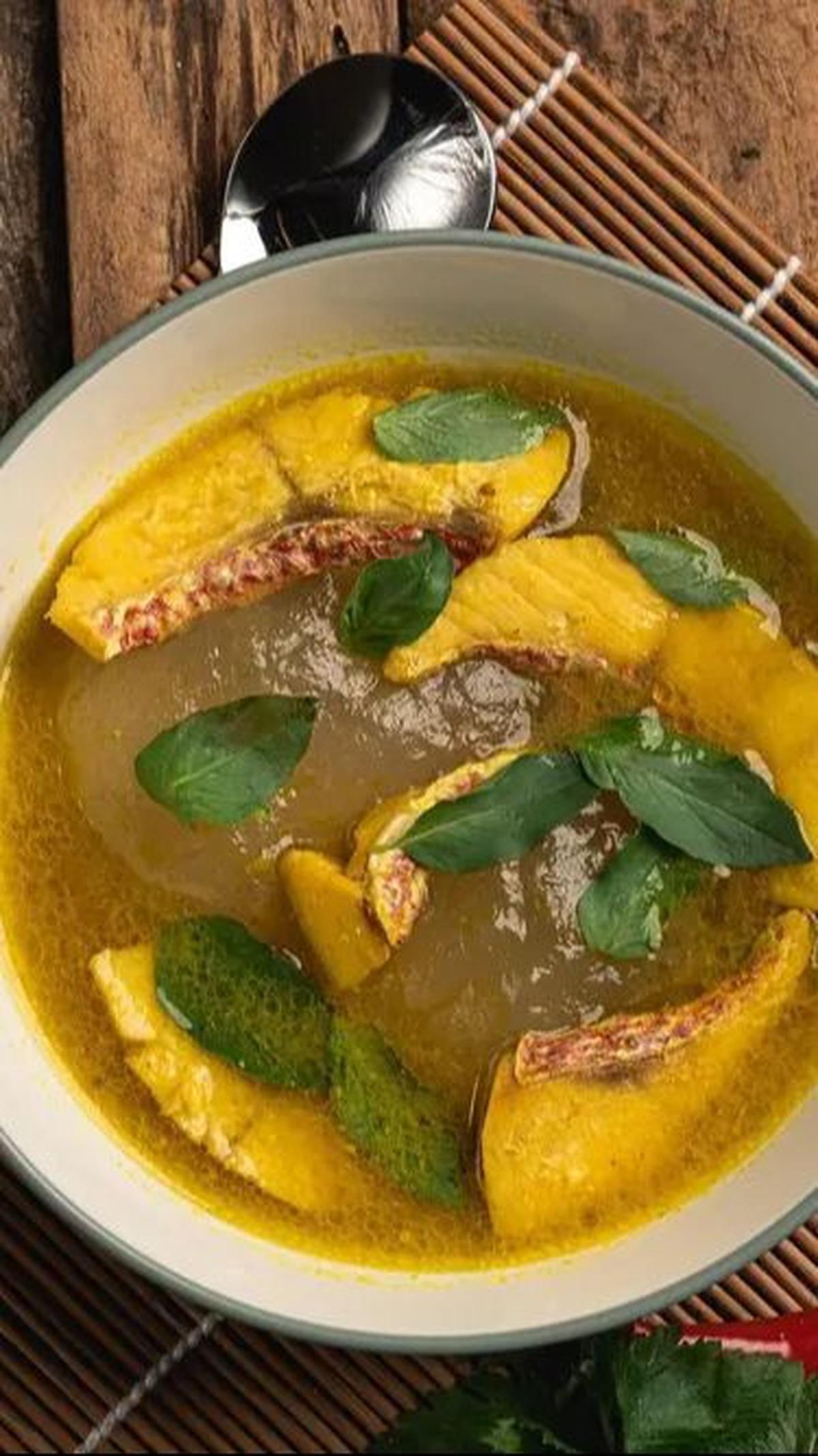 Sebagai masyarakat Indonesia, mari kita terus bangga dengan kekayaan budaya dan kuliner yang dimiliki, termasuk kelezatan dan manfaat papeda yang telah diakui oleh dunia.