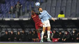 Bek Lazio, Felipe Anderson berebut bola udara dengan pemain Venezia, Ridgeciano Haps pada pertandingan Liga Serie A Italia di Stadion Olimpiade Roma, di Roma, Italia, Selasa (15/3/2022). Hasil tersebut membawa Lazio naik ke posisi lima klasemen dengan 49 poin. (AP Photo/Andrew Medichini)