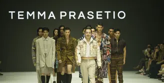 Temma Prasetio hadirkan koleksi yang berkolaborasi dengan Dewan Kerajinan Nasional Khas NTT di panggung JFW 2023.  [Foto: Istimewa]