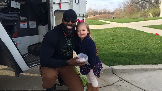 Beri Kue ke Tukang Sampah, Gadis Kecil Ini Ajarkan Kita Berbagi