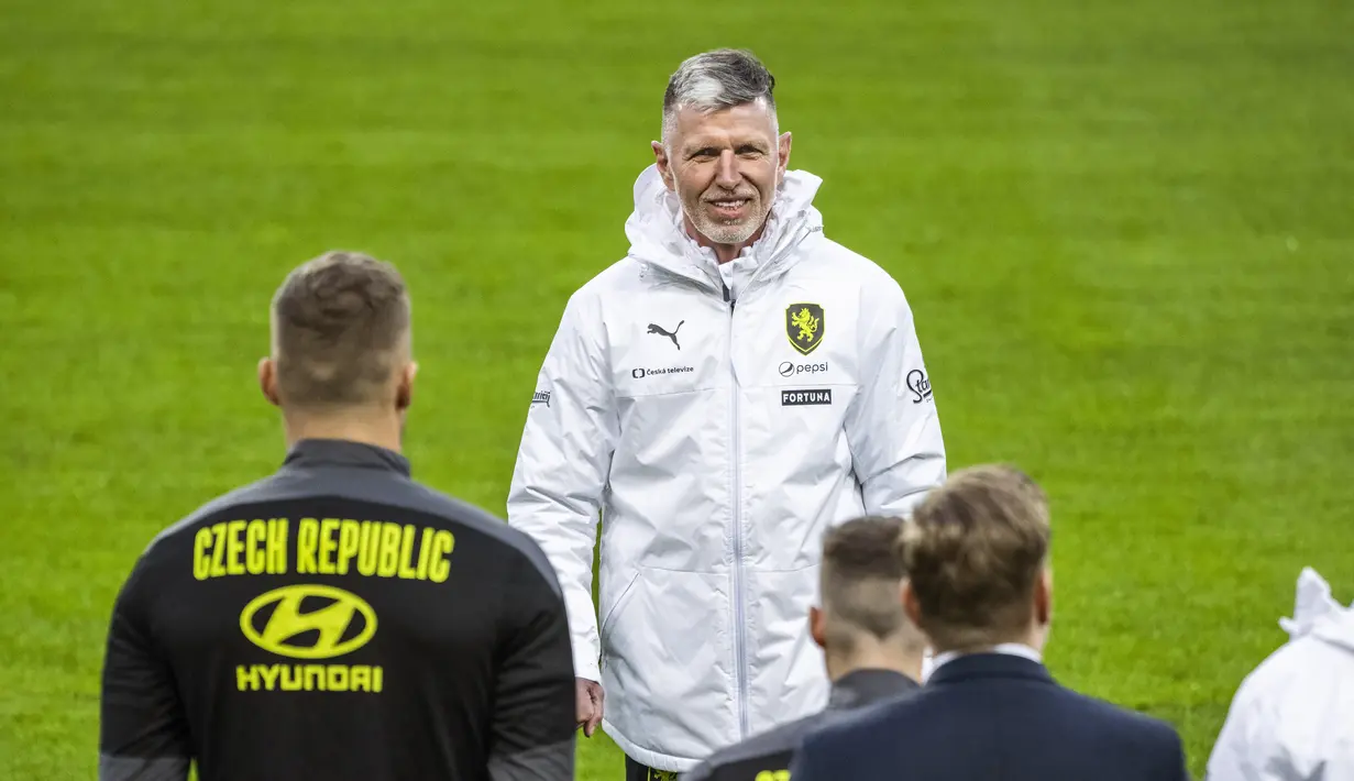 Pelatih Republik Ceko, Jaroslav Silhavy memimpin sesi latihan di Friends Arena di Stockholm, Swedia, Rabu (23/3/2022). Republik Ceko akan bertanding melawan tuan rumah Swedia pada play-off Piala Dunia 2022 di Friends Arena. (Claudio Bresciani/TT via AP)