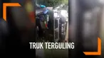 Sebuah truk bermuatan ikan terguling di Rembang, Jawa Tengah. Bukannya coba membantu sopir yang mengalami kecelakaan, warga di sekitar malah menjarah isi muatan truk.