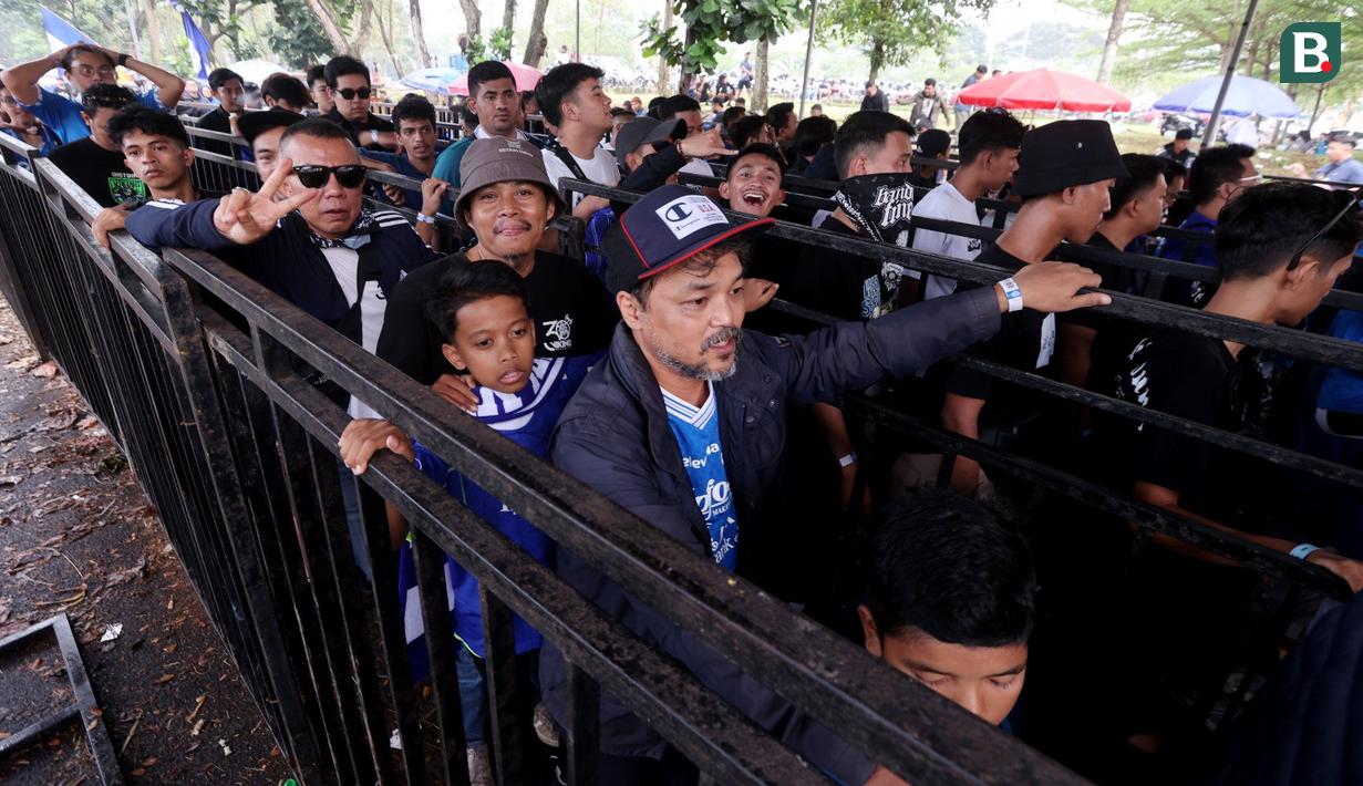 Antrean pendukung suporter Persib Bandung yang akan menonton laga leg 1 final Championship Series BRI Liga 1 2023/2024 melawan Madura United di Stadion Si Jalak Harupat, Bandung, Minggu (26/05/2024). (Bola.com/Muhammad Iqbal Ichsan)