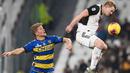Bek Juventus, Matthijs de Ligt melompat saat berebut bola pada lanjutan pertandingan Liga Serie A Italia melawan Parma di Stadion Allianz, Minggu (19/1/2020). Menghadapi Parma, Juventus menang 2-1 berkat dua gol Cristiano Ronaldo. (Fabio Ferrari/LaPresse via AP)