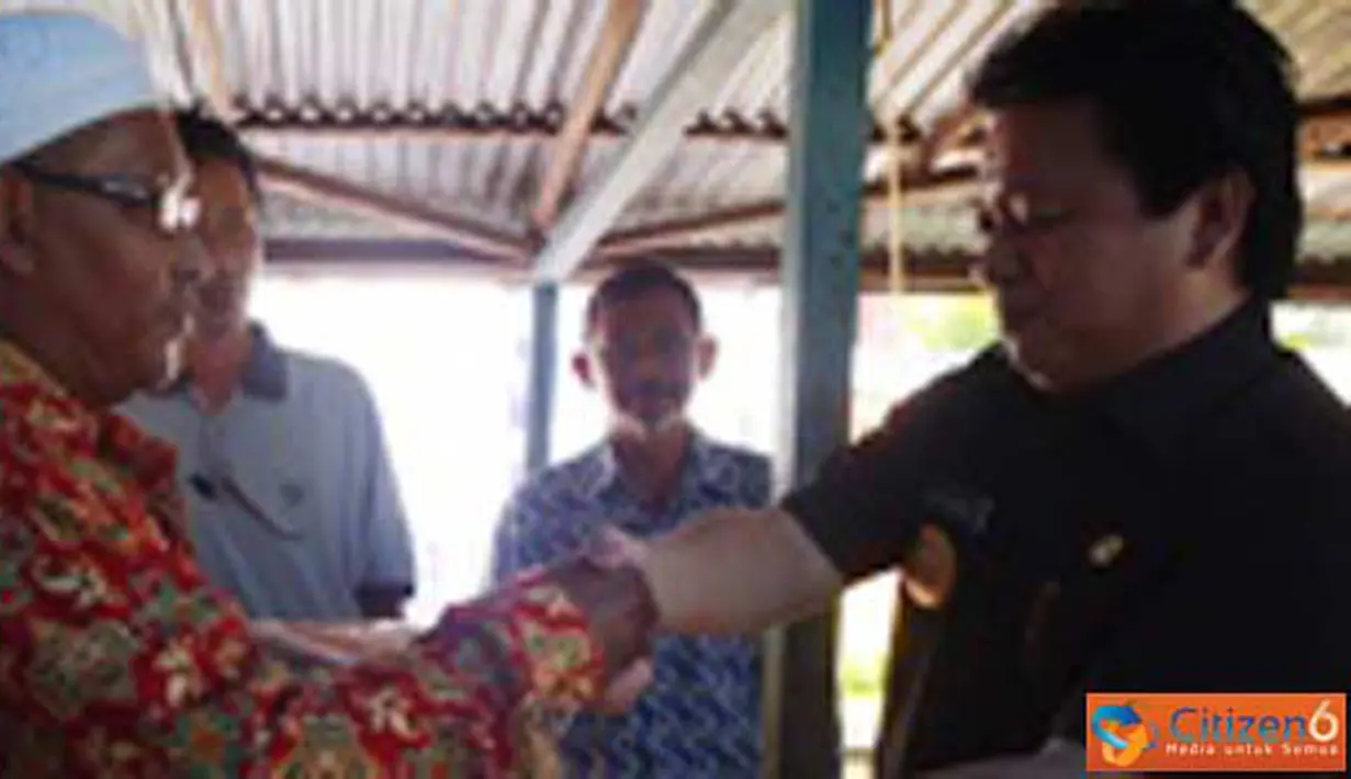 Citizen6, Singkawang: Wako serahkan bantuan bibit kepada Ketua Gapoktan Kita Bersatu, pada acara tulak bala di Setapuk Besar. (Pengirim: Deny)