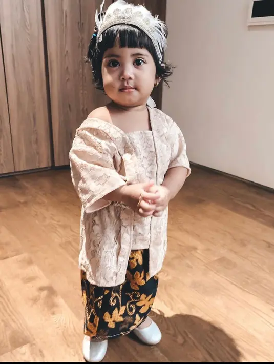 <p>Tampil memesona dengan kebaya kutu dan rok batik saat perayaan hari kartini.&nbsp;(instagram/rachelvennya)</p>