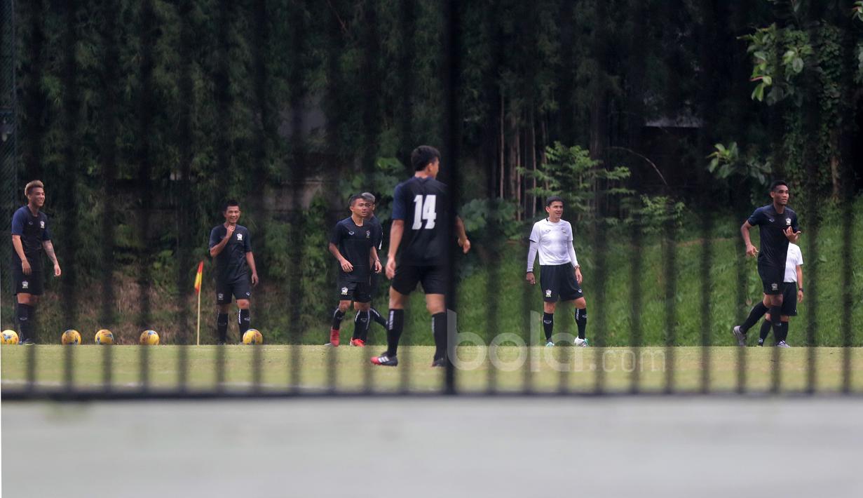 Tim Thailand menjalani latihan tertutup jelang melawan Timnas Indonesia pada Final Piala AFF 2016 leg pertama. (Bola.com/Nicklas Hanoatubun)
