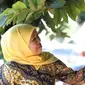 Khofifah Indar Parawansa menjelaskan tentang khasiat pohon mentega (Dok.Instagram/@khofifah.ip/https://www.instagram.com/p/B4ltxS6A-s5/Komarudin)