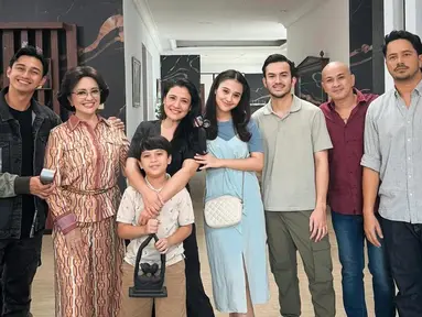 Para pemain sinetron My Heart unggah foto perpisahan di Instagramnya disertai caption yang manis. Esta Pramanita ungkap terima kasih atas kerja keras semua pihak selama 1,5 tahun untuk film My Heart dari promo, tayang, hingga episode terakhirnya. Esta juga tuliskan ucapan terima kasih kepada penonton. Perannya sebagai Raisa tentunya diingat oleh pencinta sinetron My Heart. (Liputan6.com/IG/@estapramanita)