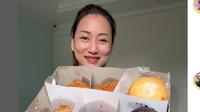 Viral Food Vlogger Review Donat Pinkan Mambo Seharga Rp200 Ribu, Kemasan dan Teksturnya Jadi Sorotan.&nbsp; (dok.Instagram @nanakoot_/https://www.instagram.com/p/DMAayz9S1X8/)