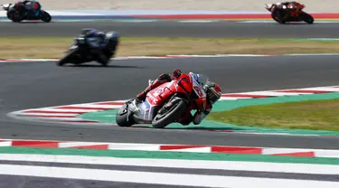 Pembalap MotoGP Francesco Bagnaia melintasi tikungan pada balapan MotoGP Emilia Romagna 2020 di Sirkuit Misano, Misano Adriatico, Italia, Minggu (20/9/2020). Saat memimpin balapan, Bagnaia terjatuh dan tak bisa melanjutkan pertandingan yang tinggal tersisa tujuh lap. (AP Photo/Antonio Calanni)