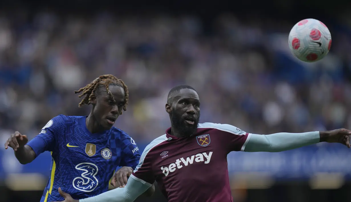 <p>Bek Chelsea, Trevoh Chalobah berebut bola dengan pemain West Ham, Arthur Masuaku selama pertandingan lanjutan Liga Inggris di Stamford Bridge di London, Minggu (24/4/2022). Chelsea memenangkan pertandingan atas West Ham 1-0. (AP Photo/Alastair Grant)</p>