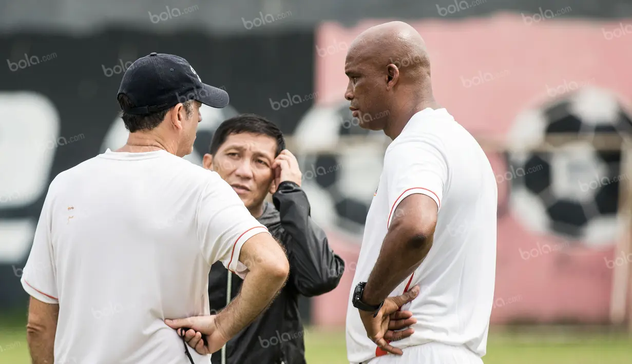 Ketua Umum Persija Jakarta, Ferry Paulus, berdiskusi dengan pelatih Paulo Camargo, usai latihan Macan Kemayoran di Lapangan Villa 2000, Tangerang Selatan, Rabu (30/3/2016). (Bola.com/Vitalis Yogi Trisna)