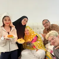 Potret ibu Zaskia Adya Mecca mendapat kejutan ulang tahun (Sumber: Instagram/zaskiadyamecca)