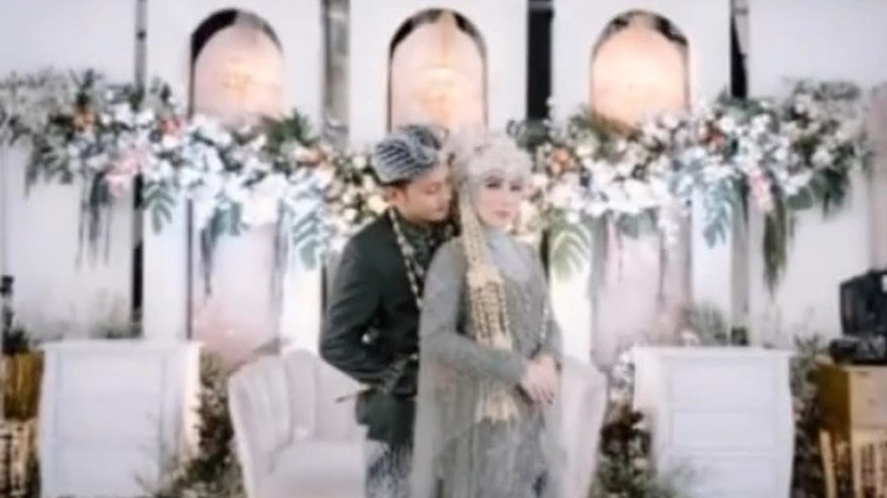 Foto di dalam ruangan juga terlihat lebih kacau. Meski terlihat lebih tertutup, jika diperhatikan lebih saksama lagi si pengantin laki-laki ternyata juga ikut mengenakan rok panjang.