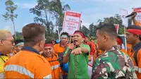 Ratusan karyawan PT. Harmoni Panca Utama yang tergabung dalam Konfederasi Serikat Buruh Seluruh Indonesi (KSBSI) menggelar aksi unjuk rasa di dalam areal perusahaan di Kecamatan Laung Tuhup Kabupaten Murung Raya, Kalimantan Tengah, menuntut persamaan hak, Sabtu (29/7/2023).