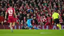 Pemain Liverpool Mohamed Salah (kanan) mencetak gol ke gawang Real Madrid pada pertandingan sepak bola leg pertama babak 16 besar Liga Champions di Stadion Anfield, Liverpool, Inggris, 21 Februari 2023. Real Madrid mengalahkan Liverpool dengan skor 5-2. (AP Photo/Jon Super)