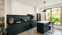 9 Cara Membuat Dapur Gelap Terlihat Lebih Modern, Manfaatkan Warna dan Material