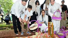 Artis Maudy Koesnaedi didampingi suami dan buah hatinya, Eddy Maliq Meijer saat menghadiri acara pemakaman Ibunda tercinta, Sondari Soemijati di TPU Karet Bivak, Jakarta, Kamis (16/4/2015). (Liputan6.com/Panji Diksana)
