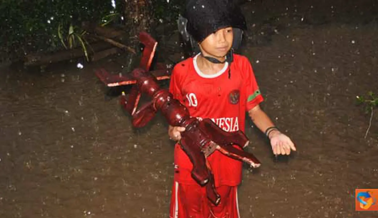 Citizen6, Jember: Warga Dusun Mandilis, Tempurejo terpaksa harus mengungsi untuk menghindari keganasan abrasi Sungai Mandilis yang semakin hari mendekat ke pemukiman penduduk, Rabu (13/4). (Pengirim: Sapto Raharjanto)