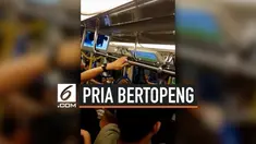 Sekelompok pria bertopeng menyerang pendemo saat berada di Stasiun MRT Yuen Long Hong, Hong Kong. Dalam aksinya, pelaku menggunakan payung dan kayu.
