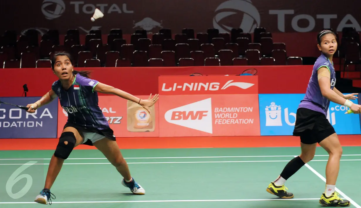 Ganda putri Indonesia,Greysia Polii/Nitya K Maheswari saat laga melawan Amelia Alicia Anscelly/Soong Fie Cho (Malaysia) di Total BWF World Championships 2015 di Jakarta, Jumat (14/8/2015). Greysia/Nitya unggul21-11 21-11. (Liputan6.com/Helmi Fithriansyah)