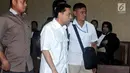 Terdakwa korupsi proyek E-KTP Setya Novanto dibawa petugas usai mengikuti sidang perdana di Pengadilan Tipikor, Jakarta, Rabu (13/12). Sidang mendengarkan pembacaan dakwaan oleh JPU KPK. (Liputan6.com/Helmi Fithriansyah)
