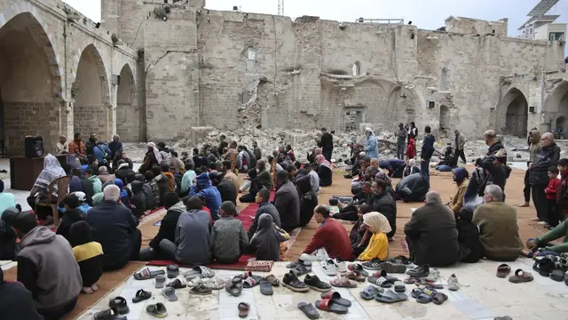 Warga Palestina berkumpul di Masjid Omari yang rusak di Kota Gaza selama Idul Fitri pada hari Rabu (10 April 2024). (AFP)