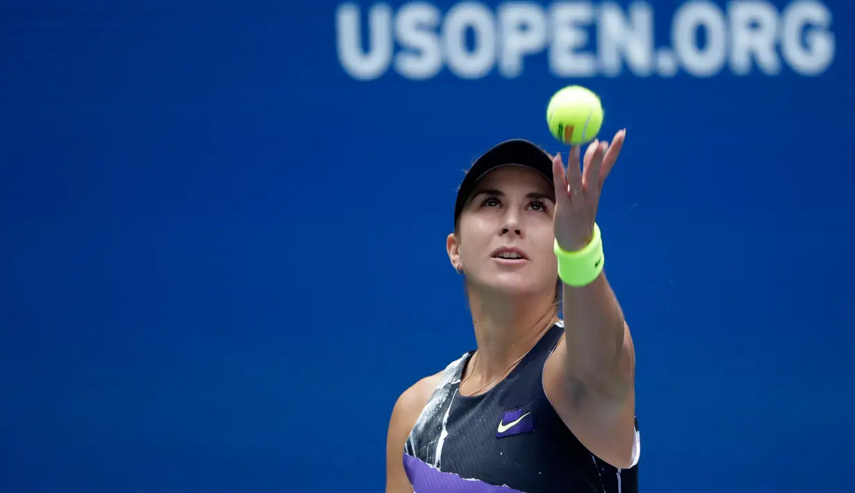 Petenis Swiss, Belinda Bencic bersiap mengembalikan bola ke arah petenis Kroasia, Donna Vekic pada perempat final AS Terbuka 2019 di Arthur Ashe Stadium, Rabu (4/9/2019). Ini pertama kalinya Belinda Bencic bisa melaju hingga semifinal AS Terbuka. (AP Photo/Frank Franklin II)