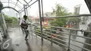 Seorang siswa melintasi jembatan penyeberangan orang (JPO) di Mampang, Jakarta, Selasa (17/1). JPO samping Kantor Pos Jalan Kapten Tendean, Mampang Prapatan kondisinya memprihatinkan dan butuh perbaikan. (Liputan6.com/Yoppy Renato)