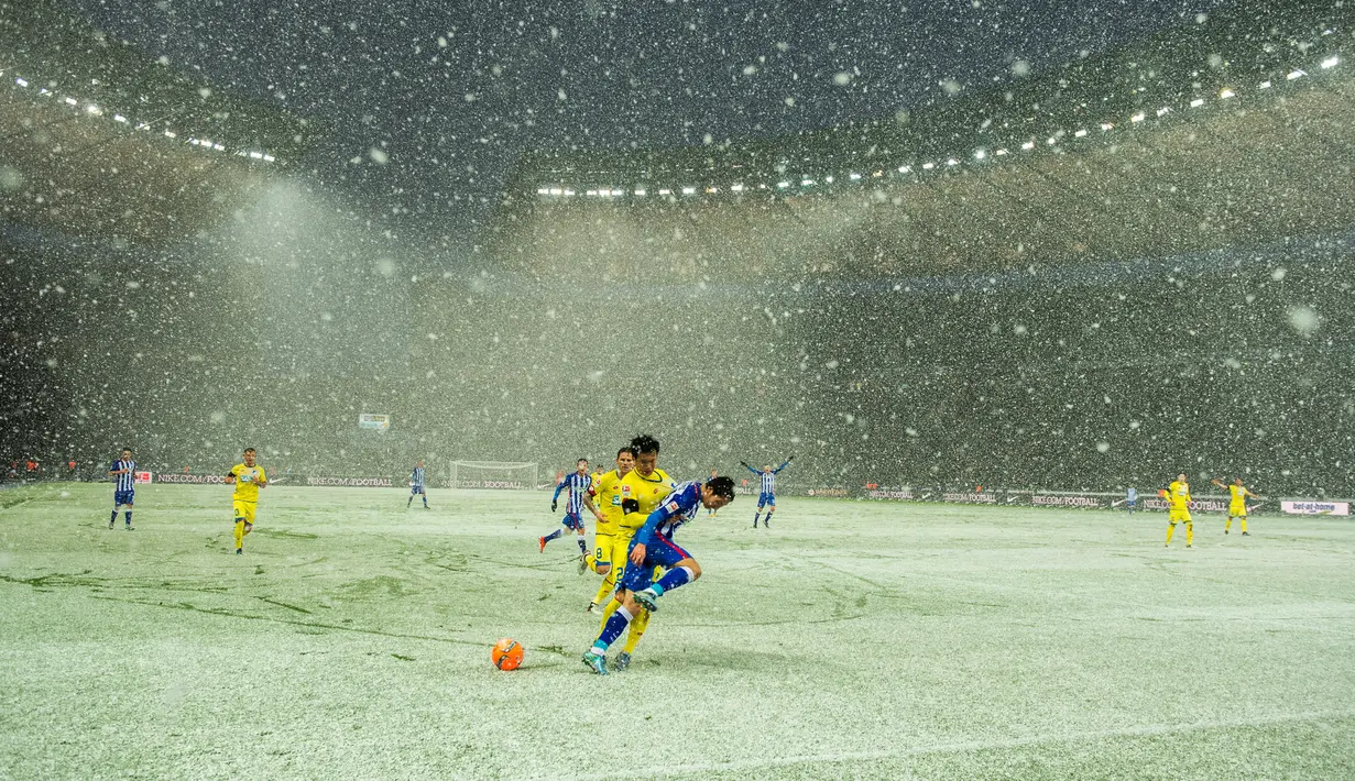 Hujan salju turun saat pertandingan Liga Jerman antara Hertha BSC Berlin melawan TSG 1899 Hoffenheim di Stadion Olimpiade, Berlin, Jerman, (22/11/2015). (AFP Photo/Odd Andersen)