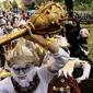 Rampak musik mengiringi tarian kera dalam Kendalisada Art Festival di Bumi Perkemahan Kendalisada, Desa Kaliori, Banyumas, Jawa Tengah. (Liputan6.com/Muhamad Ridlo) 