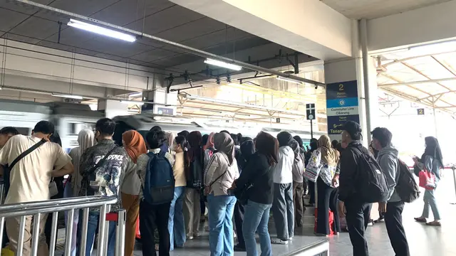 kepadatan penumpang KRL di Stasiun Manggarai, Senin (28/9/2026). (Liputan6.com/Rachel Aulia)