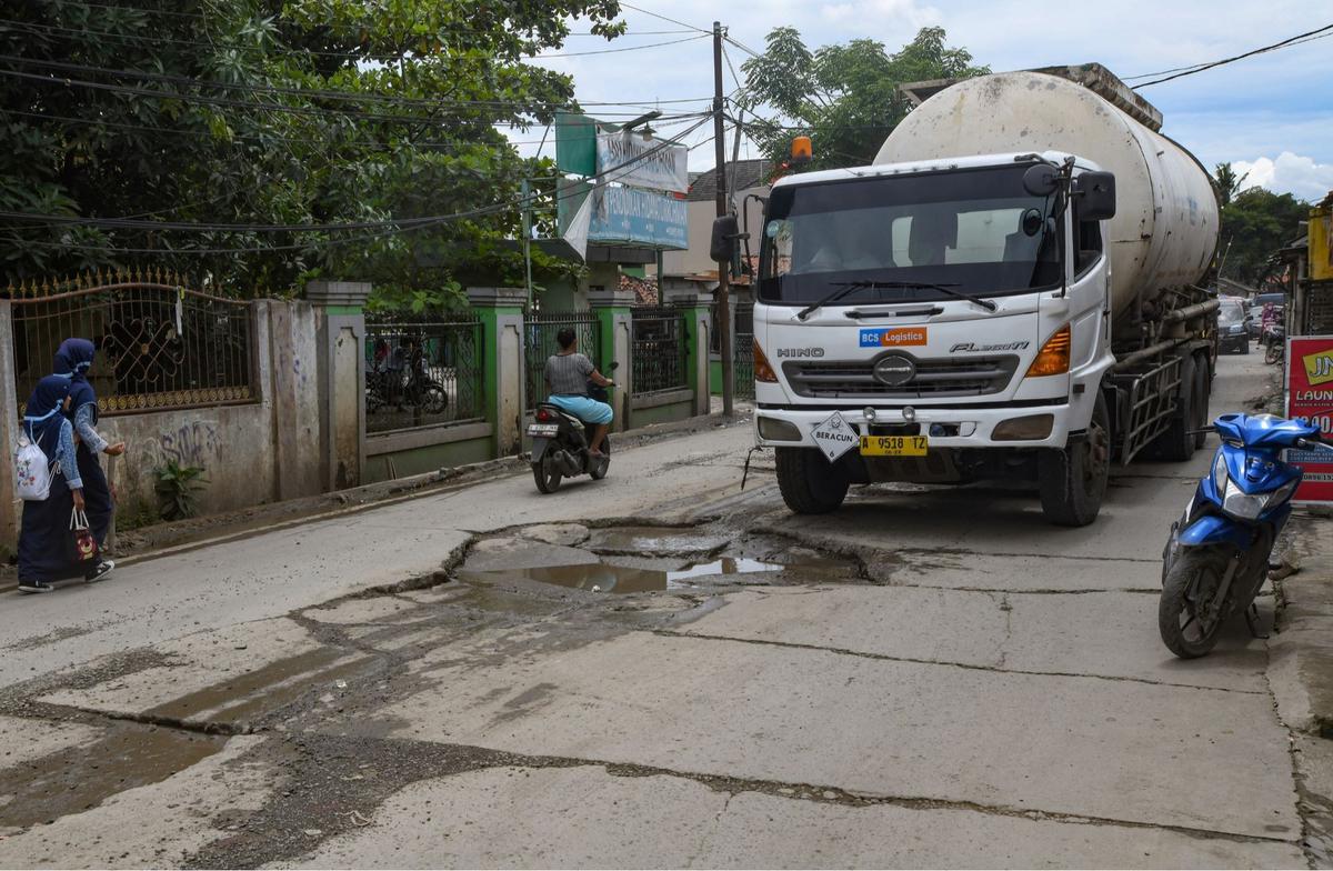 Kondisi Jalan Raya Tanjung Pasir Tangerang Rusak Parah Akibat Dilewati Truk-Truk Besar