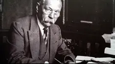 Tapi tidak ada yang mengetahui bahwa tokoh Sherlock Holmes terinspirasi dari tokoh nyata. Orang itu adalah Joseph Bell, yang merupakan dosen dari Sir Arthur Conan Doyle, si pengarang Sherlock Holmes.