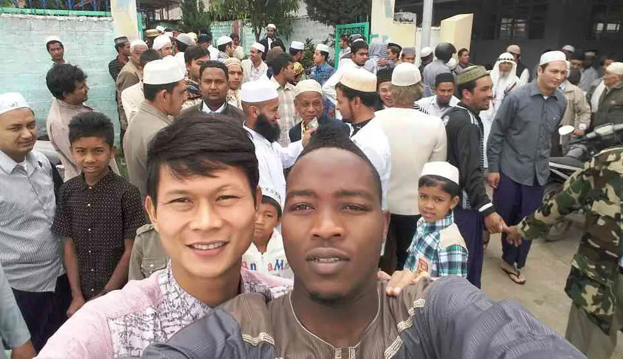Dedi Gusmawan berfoto bersama rekan setimnya asal Ghana, Abubakar, setelah menjalankan sholat Ied di sebuah masjid di kota Taunggyi, Myanmar. (dok. pribadi)
