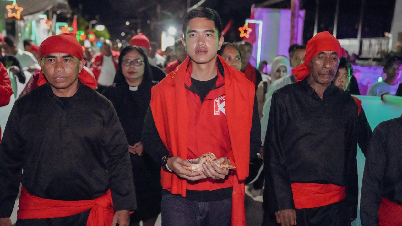 Kaesang memberikan respons positif terhadap pengangkatan dirinya sebagai ayah angkat desa Hutamuri.&nbsp;
