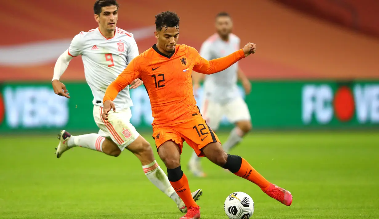 Owen Wijndal. Bek kiri berusia 21 tahun ini telah 5 musim membela AZ Alkmaar hingga kini. Ia telah melakukan debut bersama Timnas Belanda pada 7 Oktober Maret 2020 lalu. Total 7 caps telah dikoleksinya. (AFP/Dean Mouhtaropoulos/Pool)