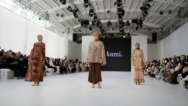 Desainer Nadya Karina yang dinaungi lini busana Kami. berkolaborasi dengan Pinterest “The Nexus of Modest Wear” di ajang Jakarta Fashion Week 2023. (Foto: Dok. Kami. Indonesia)