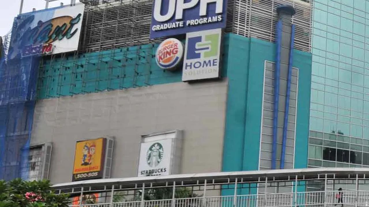 Pusat perbelanjaan modern milik PT Lippo Karawaci Tbk, ini beroperasi sejak tahun 2004 .  Konon, peresmiannya dahulu dilakukan oleh Megawati Soekarnoputri.
