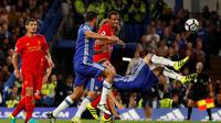 Pemain Chelsea, Oscar, melakukan tendangan salto saat melawan Liverpool pada laga Premier League di Stamford Bridge, London, Sabtu (17/9/2016) dini hari WIB. (Action Images via Reuters/John Sibley)
