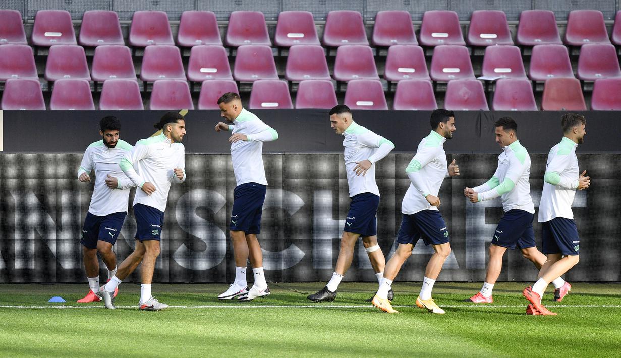 Para pemain Swiss melakukan pemanasan saat mengikuti sesi latihan tim di Stadion RheinEnergie, Cologne, Jerman (12/10/2020). Swiss akan bertanding melawan Jerman dalam lanjutan UEFA Nations League Divisi A Grup 4 (A4). (AP Photo/Martin Meissner)