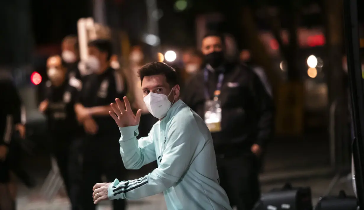 Penyerang Argentina,Lionel Messi melambai kepada para penggemar saat ia tiba di sebuah hotel setelah pelatihan jelang pertandingan final Copa America melawan Brasil di Rio de Janeiro, Brasil, Jumat (9/10/2021).  (AP Photo/Bruna Prado)