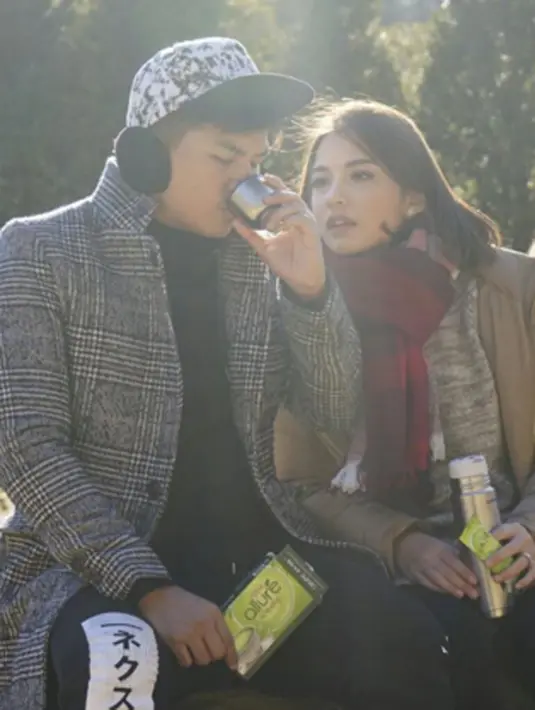Inilah potret kemesraan Glenn dan Chelsea salah satunya mereka minum teh bersama di tengah musim dingin di Korea Selatan. (viainstagram@chelseaolivia/Bintang.com)